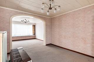 <p>Deze totaal te renoveren woning is gelegen aan de Lintsesteenweg 50 in Lier, op een gunstige locatie nabij winkels, openbaar vervoer en andere voorzieningen.<br /><br />Het gelijkvloers omvat een inkomhal, ruime en lichtrijke woonkamer, eetkamer, keuken, douchekamer en een ruime garage van ca. 50 m² met bergzolder.<br /><br />Op de eerste verdieping bevinden zich twee volwaardige slaapkamers van ca. 21 m² en 14 m². De tweede verdieping biedt nog een ruime zolder van ca. 40 m², met heel wat mogelijkheden.<br /><br />Een interessante renovatiewoning voor wie op zoek is naar ruimte, een grote garage en de mogelijkheid om de woning volledig naar eigen smaak in te richten.<br /><br />Troeven van deze woning:<br />+ Gunstige ligging in Lier, vlak bij winkels en voorzieningen<br />+ Ruime en lichtrijke leefruimtes<br />+ Garage van maar liefst ca. 50 m²<br />+ Twee volwaardige slaapkamers<br />+ Ruime zolderverdieping van ca. 40 m²<br />+ Veel renovatie- en indelingsmogelijkheden<br />+ Ideaal voor wie op zoek is naar een woning die volledig naar eigen smaak kan worden gerenoveerd<br /><br />Heeft u interesse en wenst u graag een bezoek ter plaatse in te plannen? Aarzel niet ons te contacteren! Wij zijn bereikbaar via 03 337 50 70 of info@vbvastgoed.be.</p>