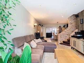 Deze fijne instapklare rijwoning is rustig gelegen in een aangename straat in Oelegem, op wandelafstand van het prachtige Vrieselhof en vlakbij...