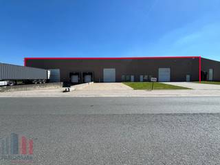 Uitstekend gelegen magazijn te koop in Temse. Het bedrijfsgebouw bevindt zich op een toplocatie, vlak aan de N16 en op amper 5 minuten van de E17 (op- en afrit 15 Temse). Via deze weg geniet u van een zeer vlotte bereikbaarheid richting Gent & Antwerpen.<br /><br />De magazijnruimte uit betonstructuur heeft een oppervlakte van 2.290 m² en is voorzien van lichtstraten met rookluik en polybetonvloer. De loods is toegankelijke via 3 sectionale poorten met elk een afzonderlijke toegangsdeur en 2 laadkades. Met de mogelijkheid tot aanpassingen heeft u bovendien de vrijheid om de indeling, afwerking en inrichting volledig af te stemmen op de specifieke behoeften van uw bedrijf. Tevens is er voldoende manoeuvreerruimte aanwezig.<br /><br />Contacteer PANORAMA B2B voor bijkomende (technische) inlichtingen, plannen of een vrijblijvend plaatsbezoek 0477 06 30 30.