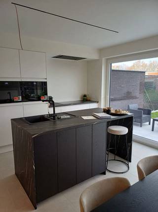 
Op fietsafstand van het historische centrum en het station van Ieper, bouwen we deze moderne woningen. Je woont er in een aangename, rustige woonbuurt uitgerust met een groenzone. Via de N8 en de N38 geniet je van een vlotte verbinding én een snelle aansluiting met de A19. 

Deze moderne, energiezuinige woningen beschikken over: een inkomhal, een ruime woon- en eetkamer met veel lichtinval, aansluitend een -naar eigen keuze ingerichte- open keuken, een berging en een carport. Op de verdieping zijn er 3 slaapkamers, een badkamer en een berging. Elke woning beschikt over een carport en/of een bijhorende parkeerplaats. 

Je kiest zelf de afwerkingsmaterialen voor keuken, badkamer, vloeren en binnendeuren. Zo kan je precies wonen zoals jij het zelf wilt. Contacteer ons en ontdek alle mogelijkheden.