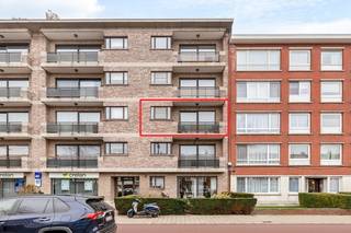 In de gegeerde Dascottelei te Deurne bevindt zich dit energiezuinige appartement in goede staat, gelegen op de tweede verdieping van een verzorgd gebouw met lift.<br /><br />Het appartement beschikt over een bewoonbare oppervlakte van maar liefst 111 m² en biedt een comfortabele en praktische indeling. De lichtrijke leefruimte sluit aan op één van de twee terrassen, ideaal om te genieten van rust en buitenruimte. De ingerichte keuken is voorzien van een elektrische kookplaat en een oven.<br /><br />Verder zijn er twee volwaardige slaapkamers, een badkamer met ligbad en apart toilet. Extra bergruimte is voorzien dankzij een privatieve kelderberging. Bovendien is er een garagebox, wat een absolute meerwaarde is in deze buurt.<br />Dankzij de energiezuinige eigenschappen en de goede algemene staat is dit appartement perfect voor wie zorgeloos wil wonen of investeren.<br /><br />Een ideale combinatie van ruimte, comfort en ligging.<br /><br />De garagebox dient mee aangekocht te worden aan een prijs van 25.000 euro.<br /><br />Mis deze kans niet en neem contact op met de vastgoedverantwoordelijke op volgend nummer: +32 474 04 13 26