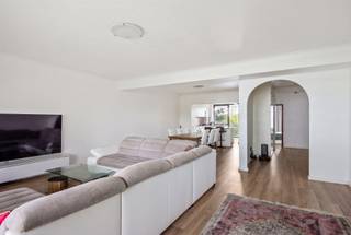 <p><span>Ruim 2-slaapkamer appartement met autostaanplaats nabij Middelheim</span></p><p><span> </span></p><p><span>OMGEVING</span></p><p><span>Dit verzorgd en uiterst licht appartement is gelegen op de vierde verdieping bevindt zich aan het rustige Rucaplein in Wilrijk. Dankzij de centrale ligging bevinden winkels, scholen, openbaar vervoer en belangrijke invalswegen zich in de directe omgeving.</span></p><p><span> </span></p><p><span>INDELING</span></p><p><span>Bij het betreden van het appartement kom je terecht in een ruime inkomhal, voorzien van praktische ingemaakte kasten. De inkomhal beschikt eveneens over een apart gastentoilet en een aparte bergingt, ideaal voor extra opbergruimte.</span></p><p><span> </span></p><p><span>De ruime en lichtrijke leefruimte vormt het hart van het appartement. De woonkamer met open eetkamer is stijlvol afgewerkt en geniet van veel natuurlijke lichtinval. Vanuit de leefruimte heb je toegang tot een aangenaam terras waar je heerlijk kan genieten van de namiddag en avondzon. De ramen werden hier vernieuwd. De moderne en volledig uitgeruste keuken met praktisch keukeneiland beschikt over een inductiekookplaat, vaatwasser, oven en koelkast met geïntegreerde diepvries. Ook vanuit de keuken is er toegang tot een tweede terras, wat zorgt voor extra ruimte en een aangename verbinding tussen binnen en buiten.</span></p><p><span> </span></p><p><span>Het appartement beschikt over twee ruime slaapkamers (ca. 14 m² en 16 m²), rustig gelegen aan de achterzijde van het gebouw. De hoofdslaapkamer is voorzien van ingemaakte kasten en biedt rechtstreeks toegang tot de badkamer. De badkamer is uitgerust met een bad..</span></p><p><span> </span></p><p><span>Daarnaast beschikt het appartement over een grote privatieve kelderberging van ca. 13 m² en een ondergrondse auto staanplaats bij aan te kopen voor 15.000€, wat zorgt voor extra comfort.</span></p><p><span> </span></p><p><span>BIJZONDERHEDEN</span></p><p><span>- Instapklaar en gerenoveerd appartement</span></p><p><span>- Twee terrassen </span></p><p><span>- Privatieve kelderberging en autostaanplaats</span></p><p><span>- Gunstig EPC</span></p><p><span>- Ramen werden 4 jaar geleden vernieuwd (dubbele beglazing)</span></p>