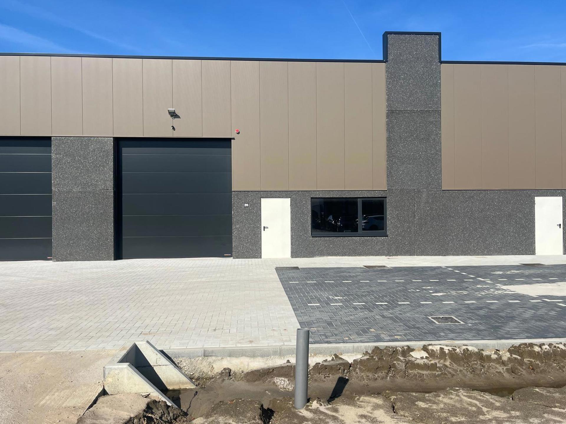 Magazijn van 230m² met ingebouwde mezzanine van 30m²Met 3 parkeerplaatsenVoorzien van 1 sectionaal poort.Nieuw KMO-park.verkoopprijs excl. 21% BTW