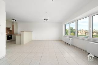 <h3>Licht en centraal gelegen appartement met prachtig zicht op het station van Eeklo</h3>

<p>Op zoek naar een comfortabel appartement op een <strong>centrale en uitstekend bereikbare locatie in Eeklo</strong>? Dit aangename appartement, gelegen op de <strong>derde verdieping</strong>, biedt een mooi uitzicht over het station en geniet dankzij de ligging en de grote raampartijen van een bijzonder aangename <strong>lichtinval</strong>.</p>

<p>De ligging is een absolute troef: <strong>winkels, scholen, openbaar vervoer, het park en de sporthal met zwembad</strong> bevinden zich allemaal op wandelafstand. Ook wie dagelijks pendelt, geniet hier van een bijzonder praktische woonomgeving.</p>

<p>Het appartement beschikt over een <strong>ruime leefruimte met veel natuurlijk licht</strong>, aansluitend op een <strong>nieuwe open keuken</strong> die zorgt voor een moderne en gezellige woonbeleving.</p>

<p>Verder zijn er <strong>één ruime slaapkamer en twee kleinere slaapkamers</strong>, ideaal als kinderkamer, bureau, dressing of hobbyruimte. Achteraan bevindt zich bovendien een <strong>terras</strong>, een fijne plek om even te ontspannen.</p>

<p>Ook parkeergelegenheid is in de omgeving aanwezig.</p>

<p><strong>Troeven op een rijtje:</strong></p>

<ul><li>Gelegen op de derde verdieping</li><li>Prachtig zicht op het station van Eeklo</li><li>Zeer centrale ligging</li><li>Winkels, scholen en openbaar vervoer op wandelafstand</li><li>Nabij park en sporthal met zwembad</li><li>Veel natuurlijke lichtinval</li><li>Nieuwe open keuken</li><li>1 grote slaapkamer + 2 kleinere slaapkamers</li><li>Terras aan de achterzijde</li><li>Parkeergelegenheid</li></ul>

<p><strong>Een ideale woonplek voor wie centraal, comfortabel en praktisch wil wonen, met alle voorzieningen binnen handbereik.</strong> Zeker een bezoek waard!</p>