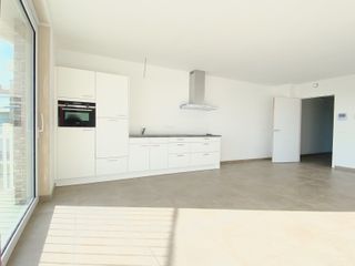 De assistentiewoning krijgt in Villa Moeie een geheel nieuwe dimensie. Grote glaspartijen vloeien moeiteloos over in een strak gebouw. Ruime, overdekte terrassen maken het mogelijk om optimaal van het buitenleven te genieten. Dit gevoel wordt versterkt door de gezamenlijke tuin, waar men onder het tuinpaviljoen kan samenkomen voor een drankje of een babbel. De groene vingers zijn in de nabijgelegen moestuin in hun sas. Sportievelingen vinden zeker hun gading aan de petanquebaan.
Dit nieuwbouwproject omvat 2 gebouwen, het villagebouw en het residentiegebouw. Beiden beschikken over een eigen technische ruimte en fietsenstalling. Hier kunnen ook scootmobiels gestald en opgeladen worden.
In het residentiegebouw op de hoek van de Moeie en de Tieltsesteenweg, worden 27 assistentiewoningen afgewisseld met gemeenschappelijke ruimtes. Hier is onder meer het bureau van de woonassistent gevestigd. Daarnaast is er ook een ontmoetingsruimte met bar en salon, bezoekerstoilet en afvalberging.
Het aparte villagebouw bestaat uit 8 assistentiewoningen, en evenveel private kelders.
De 34 parkeerplaatsen zijn als volgt verdeeld:
- 3 parkeerplaatsen voor zorgverstrekkers en woonassistenten
- 2 (minder)valide bezoekersparkeerplaatsen
- 29 privatieve parkeerplaatsen met gepersonaliseerde beveiligde toegang.
Elke flat heeft een eigen water- en elektriciteitsteller, inbraakwerende voordeur en warmtepomp. Een afzonderlijke inkomhal zorgt voor privacy, de open keuken in de lichtrijke leefruimte maakt het aangenaam om familie en vrienden te ontvangen. De slaapkamers zijn royaal van grootte, zodat een dubbel bed én een kast er makkelijk passen. In de badkamer zijn discreet hulpmiddelen aangebracht, zoals een zitje in de douche en een handgreep naast het toilet.
Het gehele park is rolstoeltoegankelijk. Doorheen het appartement kan de bewoner een alarm activeren, of de zorgassistent bereiken voor meer hulp. Kortom, sfeer, comfort en hulp waren nog nooit zo toegankelijk!
Wenst u meer info over dit unieke project?
Bel dan Nic van Unicum voor een verhelderend gesprek op 09 336 16 15.