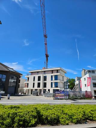 Profiteer hier van 6% btw (ipv 21)!<br />Dat betekent een korting tot maar liefst €71.000!!<br /><br />Residentie Pomerol telt 3 woonresidenties met in totaal 23 appartementen. Alle appartementen zijn hoekappartementen wat zorgt voor meer natuurlijk licht en meer privacy. De appartementen op het gelijkvloers zijn voorzien van een tuin. De wooneenheden op de verdiepingen en penthouses bovenaan hebben charmante terrassen , mooi afgewerkt met glazen balustrades.<br /><br />Er is plaats genoeg om je wagen(s) te parkeren. Via de Sint-Jozefsstraat heb je toegang tot de kelderverdieping. Je vindt er garageboxen en staanplaatsen, gedeelde fietsenstallingen en persoonlijke bergruimtes. Via de kelderberging heb je rechtstreeks toegang tot je eigen residentie. <br /><br />Elk appartement wordt in detail afgewerkt met hoogwaardige materialen en voldoet aan de hedendaagse comforteisen, met veel aandacht voor thermische en akoestische isolatie. Er is overal vloerverwarming aanwezig. En vraaggestuurde ventilatie voor een gezond klimaat in huis. Grote ramen zorgen dan weer voor veel natuurlijke lichtinval en vergroten het ruimtegevoel in je appartement. De verwarming in alle appartementen wordt aangedreven door een individuele warmtepomp, met zonnepanelen om het systeem aan te sturen. <br /><br />We begeleiden je graag van plan tot oplevering, vergezellen je tijdens je bezoeken aan verschillende showrooms en adviseren je over materialen om je appartement piekfijn af te werken, kortom, we ontzorgen je van a tot z.<br /><br />Meer info: ben@eribo.be of via 0488/942.643.