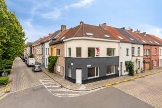 Op een aangename en centrale ligging in Gent bevindt zich dit instapklaar huis met een bewoonbare oppervlakte van ca. 101 m². Dankzij de hoekligging geniet de woning van een bijzonder aangename lichtinval en een verrassend open gevoel. Vanuit alle kamers kijk je bovendien uit op groene bomen, zonder storende inkijk. Een combinatie die zorgt voor een aangename en rustige woonbeleving vlakbij centrum Gent. <br /><br />Op het gelijkvloers bevinden zich de leefruimte, eetplaats en keuken, met aansluitend een kleine koer. De grote raampartijen zorgen hier voor veel natuurlijk licht en versterken het ruimtelijke gevoel.<br /><br />De eerste verdieping omvat een ruime slaapkamer en een grote badkamer, uitgerust met een douche en toilet. Er zijn tevens aansluitingen voorzien voor een wasmachine en droogkast.<br /><br />Op de tweede verdieping bevinden zich nog twee volwaardige slaapkamers, waardoor de woning in totaal drie slaapkamers biedt.<br /><br />De woning is bovendien technisch goed in orde: EPC-label C, een conforme elektrische installatie en asbestveilig. Hierdoor kan je hier zonder grote werken je intrek nemen.<br /><br />De combinatie van de hoekligging, de vele ramen, het groene zicht en de afwezigheid van inkijk maakt dit een bijzonder aangename stadswoning. Tegelijk biedt de indeling heel wat mogelijkheden: als ideale starterswoning, als woning voor studerende kinderen of als interessante investering voor verhuur/co-housing.<br /><br />Een instapklare woning met karakter, ruimte en verrassend veel licht en groen, op een centrale ligging in Gent.<br /><br />Bestuursmaatregelen in het maatregelenregister: nee