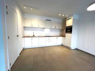 On the trendy station district in Aalter, we find this ready-to-move-in 2-bedroom apartment with a very spacious terrace. Ideal for private use or...