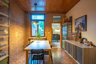 Op zoek naar een instapklare woning met een gezellige tuin, veel licht en een dubbele garage? Dan is deze woning precies wat je zoekt!Hoewel ze...