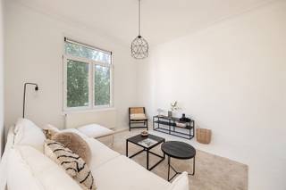 <p>Op zoek naar een instapklaar appartement op een bruisende locatie én een slimme investering?<br />Aan de Turnhoutsebaan 412 ontdek je dit recent gerenoveerde appartement (2016) van 82 m², dat moderne elegantie combineert met een warme, huiselijke sfeer.</p><p>Hier woon je letterlijk tussen de stad en het park, met het Rivierenhof op wandelafstand als jouw groene toevluchtsoord.</p><p>Een ligging vol leven en gemak. Op de grens van Antwerpen en Borgerhout, met alles binnen handbereik: winkels, supermarkten, hippe koffieplekken, gezellige eetadresjes en openbaar vervoer voor de deur. De Antwerpse Ring en het Centraal Station zijn vlot bereikbaar – ideaal voor pendelaars of wie houdt van een goed verbonden stadse levensstijl.</p><p>• Volledige renovatie in 2016 - refit in 2026<br />• Privatieve kelderberging<br />• EPC-label C – elektriciteit conform – asbestveilig<br />• Ideaal als opbrengsteigendom<br />• Aandeel kosten basisakte pro rata koper</p><p>Vanuit de inkomhal kom je terecht in de lichtrijke leefruimte, waar wonen, tafelen en ontspannen moeiteloos in elkaar overvloeien. De strakke keuken met kwalitatieve toestellen en voldoende kastruimte sluit naadloos aan op het geheel en vormt het kloppende hart van het appartement. Dankzij de grote raampartijen geniet de leefruimte de hele dag van natuurlijk zonlicht, terwijl de neutrale kleuren en warme materialen zorgen voor een tijdloze, rustige uitstraling. De twee slaapkamers bieden alle comfort en rust, terwijl de badkamer met ruime inloopdouche en warme houtaccenten een echte hotelsfeer uitstraalt.</p><p>De buurt bruist, de vraag groeit – een veilige keuze voor wie inzet op een waardevaste investering in vastgoed.</p><p>Mis deze kans niet en plan je bezoek via sinjoor.be</p>