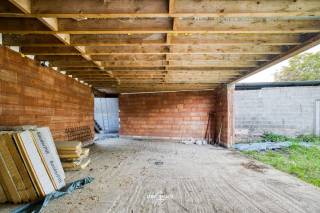 Op een rustige locatie in Melsele bevindt zich deze woning die nog verder afgewerkt dient te worden. Dankzij de reeds geplaatste bijbouw en de ruime indeling biedt dit pand heel wat mogelijkheden om er een woning volledig naar eigen smaak en wensen van te maken.<br /><br />De woning is voorzien om maar liefst 4 slaapkamers te creëren, met één slaapkamer op het gelijkvloers en drie slaapkamers op de eerste verdieping. Ook aan comfort is gedacht, want er zijn voorzieningen voor 2 badkamers, waarvan één op het gelijkvloers en één op de eerste verdieping.<br /><br />Buiten geniet je van een mooie tuin, waar je in alle rust kan ontspannen en volop kan genieten van het buitenleven.<br /><br />Ben je op zoek naar een woning die je nog verder kan afwerken en volledig naar je eigen hand kan zetten? Dan is dit pand in Melsele zeker een bezoek waard!<br /><br />Contacteer ons gerust voor meer info of een bezoek!