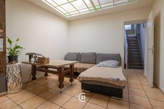 <p>Op zoek naar een ruime woning met heel wat potentieel, op wandelafstand van het centrum? Dan is deze woning in de Buizemontstraat 132 in Geraardsbergen absoluut het ontdekken waard!</p><p>Deze verrassend ruime woning beschikt over maar liefst vier slaapkamers, waardoor ze perfect geschikt is voor gezinnen, maar ook mogelijkheden biedt voor wie nood heeft aan extra ruimte voor een bureau, hobbykamer of gasten.</p><p>Binnen geniet u van aangename, lichtrijke ruimtes en een praktische indeling. De woning beschikt bovendien over een terras en een diepe tuin, waar u volop kunt genieten van rust.</p><p>Ook op technisch vlak zijn er belangrijke troeven: de woning beschikt over een EPC-label C en de elektrische installatie is conform. Met enkele kleine opfrissingswerken kan deze woning bovendien snel helemaal naar uw eigen smaak worden ingericht en is ze meteen klaar om er uw thuis van te maken.</p><p>De centrale ligging is een absolute meerwaarde. Het centrum van Geraardsbergen bevindt zich op wandelafstand, waardoor winkels, horeca, scholen, openbaar vervoer en andere voorzieningen vlot bereikbaar zijn.</p><p>Een ruime woning met vier slaapkamers, een diepe tuin en een uitstekende ligging, die met enkele opfrissingswerken uitgroeit tot een heerlijke gezinswoning.</p><p>Voor meer informatie of een bezoek, contacteer ons kantoor!</p>