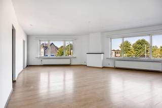 <p><span>Located on Herentalsebaan in Wommelgem, this spacious and bright two-bedroom apartment enjoys a central location with easy access towards Antwerp, as well as shops, public transport and everyday amenities nearby.</span></p>
<p><span>The entrance hall leads into the particularly spacious living and dining area, finished with laminate flooring. Numerous windows provide plenty of natural light and enhance the open sense of space. Adjacent is a separate office, ideal as a home office or additional workspace.</span></p>
<p><span>The separate kitchen is equipped with a ceramic hob and offers sufficient space to further furnish according to your own needs.</span></p>
<p><span>At the rear are two spacious and full-sized bedrooms, also finished with laminate flooring. Both bedrooms provide direct access to the terrace. </span><span>The bathroom is equipped with a shower, washbasin, toilet and connection for a washing machine.</span></p>
<p><span>A pleasant place to call home for those looking for comfortable and spacious living with easy access to Antwerp.</span></p>