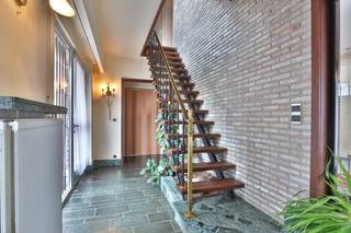<p>Bent u op zoek naar een ruime gezinswoning met vier slaapkamers, een garage en een zuidgerichte tuin met veel potentieel? Dan is deze te renoveren woning op een boogscheut van het centrum van Beveren zeker het ontdekken waard. <br /><br />Op het <strong>gelijkvloers </strong>beschikt de woning over een ruime inkomhal met vestiaire, een apart toilet met handenwasser, een ruime leefruimte van maar liefst 40 m², met grote raampartijen voor een aangename lichtinval en een open haard voor extra sfeer. Aansluitend bevindt zich de praktisch ingerichte keuken, voorzien van verschillende toestellen. Daarnaast beschikt de woning over een ruime garage voorzien van een automatische sectionaalpoort, en met extra bergruimte.<br /><br />De <strong>eerste verdieping</strong> omvat drie volwaardige slaapkamers, waarvan één met toegang tot een klein terras, en een badkamer met ligbad, douche en toilet. Op de <strong>tweede verdieping</strong> bevindt zich een ruime vierde slaapkamer en een grote overloop, ideaal als bureau, hobbyruimte of extra bergruimte.<br /><br />Achteraan geniet u van een zonnige, zuidgerichte tuin met tuinberging met toegang tot de garage.<br /><br />Dankzij de solide structuur, royale leefruimte, vier slaapkamers en een garage vormt deze woning een uitstekende basis voor wie ruimte en mogelijkheden belangrijk vindt. Een ideale opportuniteit wie de woning volledig naar zijn hand wil zetten.<br /><br />Renovatieverplichting van toepassing.<br /><br />Interesse of graag een bezoek ter plaatse? Contacteer ons via verkoop@homevast.be of 03 344 77 44 voor meer info en/of een bezoek.</p>