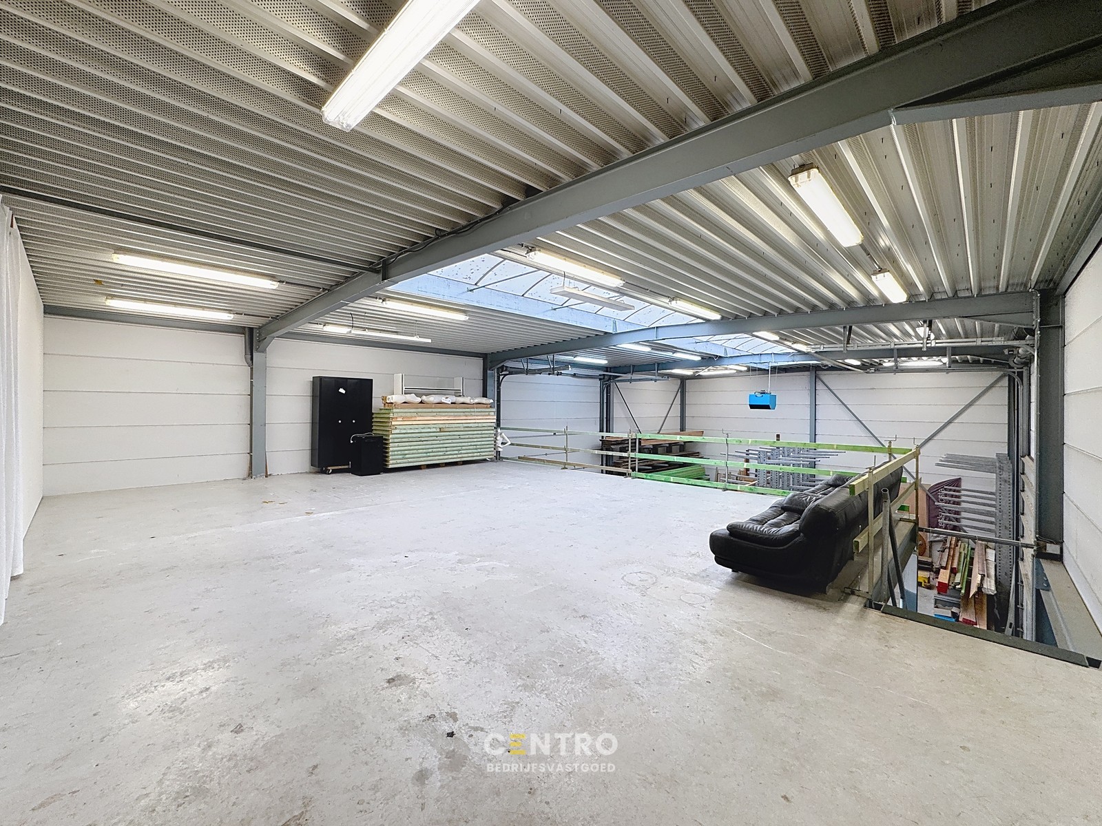 Prachtig BEDRIJFSPAND, bestaande uit MAGAZIJN (576m2 + tussenverdieping), BURELEN en instapklare, alleenstaande WONING. Op ambachtelijke zone te Aalter. - foto 5