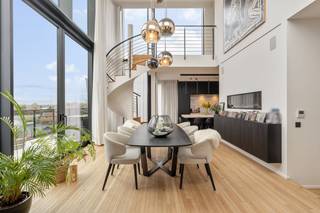 Dit uitzonderlijke penthouse in een recent gebouw uit 2020 combineert moeiteloos luxe, comfort en klasse. Met een royale bruto woonoppervlakte van circa 254 m² en drie zonovergoten terrassen (samen goed voor ca. 97 m²) ontvouwt het appartement zich in lichte, open leefruimtes met spectaculaire zichten. Bovendien moet u niet naar buiten voor ontspanning dankzij de privéjacuzzi op het terras en de inpandige sauna. Hoogwaardige technieken zoals vloerverwarming in combinatie met een warmtepomp, domotica en automatische gordijnen zorgen voor een hedendaags wooncomfort dat naadloos aansluit bij de architectuur.Gelegen langs de Luikersteenweg bevindt dit penthouse zich op een vlot bereikbare locatie met directe verbindingen naar het centrum van Hasselt en de belangrijkste invalswegen. Winkels, voorzieningen en ontspanning liggen binnen handbereik, terwijl u bovenin het gebouw geniet van rust, privacy en open uitzichten over de stad.Dit penthouse onderscheidt zich door haar uitzonderlijke volumes, hoogwaardige afwerking en uitgebreide voorzieningen. Drie terrassen, een heerlijke jacuzzi en luxueuze sauna bieden een exclusieve woonbeleving, terwijl energiebesparende technieken resulteren in een EPC-label A met score 60. Drie private ondergrondse garages, een extra staanplaats en een kelderberging, rechtstreeks bereikbaar met de lift, maken het comfort compleet. Hier woont u letterlijk en figuurlijk op hoog niveau.