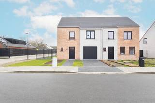 Hectaar bouwt 12 nieuwbouwwoningen in de Rooiveldstraat in Waardamme, een groene deelgemeente van Oostkamp. <br />Het project heeft een gunstige locatie met de E403 en E40 in de nabijheid, wat vlotte verbindingen garandeert.<br />Profiteer anderzijds van een lichtrijke woning met zuidoostelijke oriëntatie en alle voorzieningen in de buurt.<br /><br /><strong>Lot 04: </strong><br />Met een bewoonbare oppervlakte van 150,87 m² geniet u van lichtrijke en open ruimtes, ingedeeld als volgt:<br />Gelijkvloers: inkomhal met apart gastentoilet, lichtrijke leefruimte met open keuken (42,78m²) en een inpandige garage. <br />Verdieping: nachthal met apart toilet, 3 ruime slaapkamers (12m² - 13m² - 14,80m²), badkamer met ligbad, douche en dubbel lavabomeubel. <br />Zolder te bereiken via een zolderluik. <br /><br /><strong>Extra troeven </strong>
<ul>
	<li>Lucht-water warmtepomp</li>
	<li>Laminaat in de nachthal en slaapkamers</li>
	<li>Volledig geschilderd en voorzien van verlichting</li>
	<li>Inclusief tuinaanleg en omheining</li>
	<li>Zonnepanelen</li>
	<li>Regenwaterput (7.500l) aangesloten op toiletten, wasmachine en buitenkraan</li>
</ul>
<br />Bent u geïnteresseerd in deze halfopen nieuwbouwwoning? <br />Neem contact met ons op voor meer informatie of plan een afspraak voor een bezichtiging ter plaatse. 