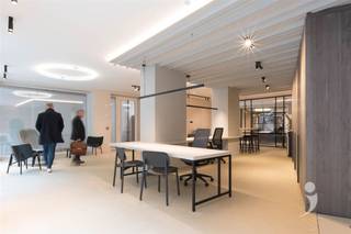 <h3><span>Architecturaal kantoorgebouw met 4 verhuurde units in centrum Leuven</span></h3><p><span>Achter de gevel van Diestsestraat 194C bevindt zich een opvallend kantoorgebouw met een uitgesproken industriële architectuur. Hoge plafonds, zichtbare beton- en houtstructuren en glazen wanden met zwarte stalen profielen bepalen het interieur. De hoogwaardige afwerking geeft het gebouw een eigen karakter, zonder zijn industriële uitstraling te verliezen.</span></p><p><span>Het pand ligt midden in de historische Leuvense binnenstad, tussen het station en het commerciële centrum. Leuven heeft bovendien een sterk ondernemersklimaat, met de KU Leuven, imec en een uitgebreid netwerk van innovatieve bedrijven en kennisinstellingen als belangrijke economische motoren. Ook de bereikbaarheid is een troef: het station ligt op wandelafstand en in de nabijgelegen bioscoopparking kunnen medewerkers en bezoekers betalend parkeren.</span></p><p><span>Het gebouw biedt onderdak aan vier ondernemingen. Op het gelijkvloers bevindt zich een kantoorruimte met zichtligging en plaats voor circa 10 werkplekken. De eerste verdieping is gemeenschappelijk ingericht, met een refter en vergaderzaal voor 15 personen. Op de tweede en derde verdieping bevinden zich de overige drie kantoorunits, met op elke verdieping ruimte voor ongeveer 8 werkplekken.</span></p><p><span>Een lift verbindt de verdiepingen. Verder beschikt het gebouw over een terras, een uitgeruste keuken en aangename ontmoetingsruimtes. Het EPC-label B en de conforme elektrische installatie vervolledigen het geheel.</span></p><p><span>Alle vier de kantoorunits zijn momenteel verhuurd. Het gelijkvloers brengt 3.100 per maand op en de drie overige units elk 1.500. Samen vertegenwoordigen ze </span><span>7.600 aan maandelijkse huurinkomsten, of 91.200 op jaarbasis.</span></p><p><span>Het gebouw is beschikbaar bij het verlijden van de akte.</span><span> Naast een zuivere vastgoedinvestering biedt het pand ook mogelijkheden voor ondernemingen die zich er zelf willen vestigen. Enkele lopende huurovereenkomsten lopen in de nabije toekomst af, waardoor eigen gebruik op termijn mogelijk wordt. Een eventuele vroegere ingebruikname kan in overleg met de verkoper en met respect voor de lopende huurovereenkomsten worden bekeken.</span></p>