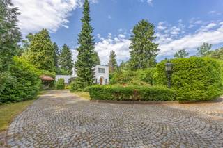 Karaktervol landhuis op ruim perceel van 3.455 m² in het groene hart van ZoerselWelkom in dit charmante landhuis, idyllisch gelegen in een...