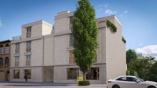 <p><span>Appartement met 2 slaapkamers op de tweede verdieping van een kleinschalig nieuwbouwproject in de levendige winkelstraat van Schoten. </span></p><p><span>Luxueus afgewerkt, energiezuinig en lichtrijk appartement op wandelafstand van winkels en horeca. Berging en autostaanplaats apart bij aan te kopen.</span></p><p><span>Het appartement beschikt over een terras van 9 m² met zuidoost oriëntatie. BEN appartement met voorzien E-peil van 18 door de uitvoerige isolatie, warmtepomp met vloerverwarming en zonnepanelen. </span></p><p><span>Contacteer ons voor een afspraak.</span></p>