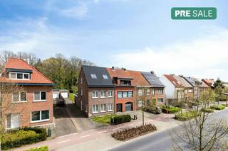 Discover this semi-detached building in a prime location in Brasschaat, located in Pauwelslei 30, with easy access to major access roads and close...