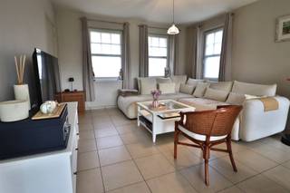 Fijne halfopen woning op rustige locatie Bestaande uit inkom met gastentoilet, lichtrijke woonkamer, open keuken met aansluitende bergruimte. Op de...