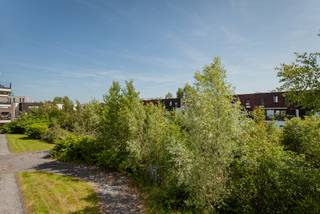 Lichtrijke appartement (EPC A) met 2 slaapkamers en 2 badkamers. <br /><br />Dit appartement werd gebouwd in 2013 met aandacht voor kwalitatieve materialen en is gelegen op een populaire locatie te midden het groen en dicht bij het stadscentrum. <br /><br />Gezien de locatie nabij de Blaarmeersen en de Bourgoyen zijn er tal van wandel- en sportmogelijkheden. Gelegen tussen de kleine ring van Gent en de R4 is de site ook ten allen tijde perfect bereikbaar met de auto. Supermarkten bevinden zich op wandelafstand.<br /><br />Het appartement is afgewerkt met hoogwaardige materialen zoals massief eiken parket, aluminium ramen, Bulthaup keuken met Miele toestellen,... <br />De indeling is als volgt; inkomhal met apart toilet, slaapkamer met eigen badkamer, de leefruimte met open keuken en berging voorzien van aansluiting voor was-droogmachine en uiteindelijk nog een slaapkamer met een tweede badkamer.<br /><br />In de prijs is een kelderberging inbegrepen, een ondergrondse autostaanplaats kan aangekocht worden voor 25 000 euro.