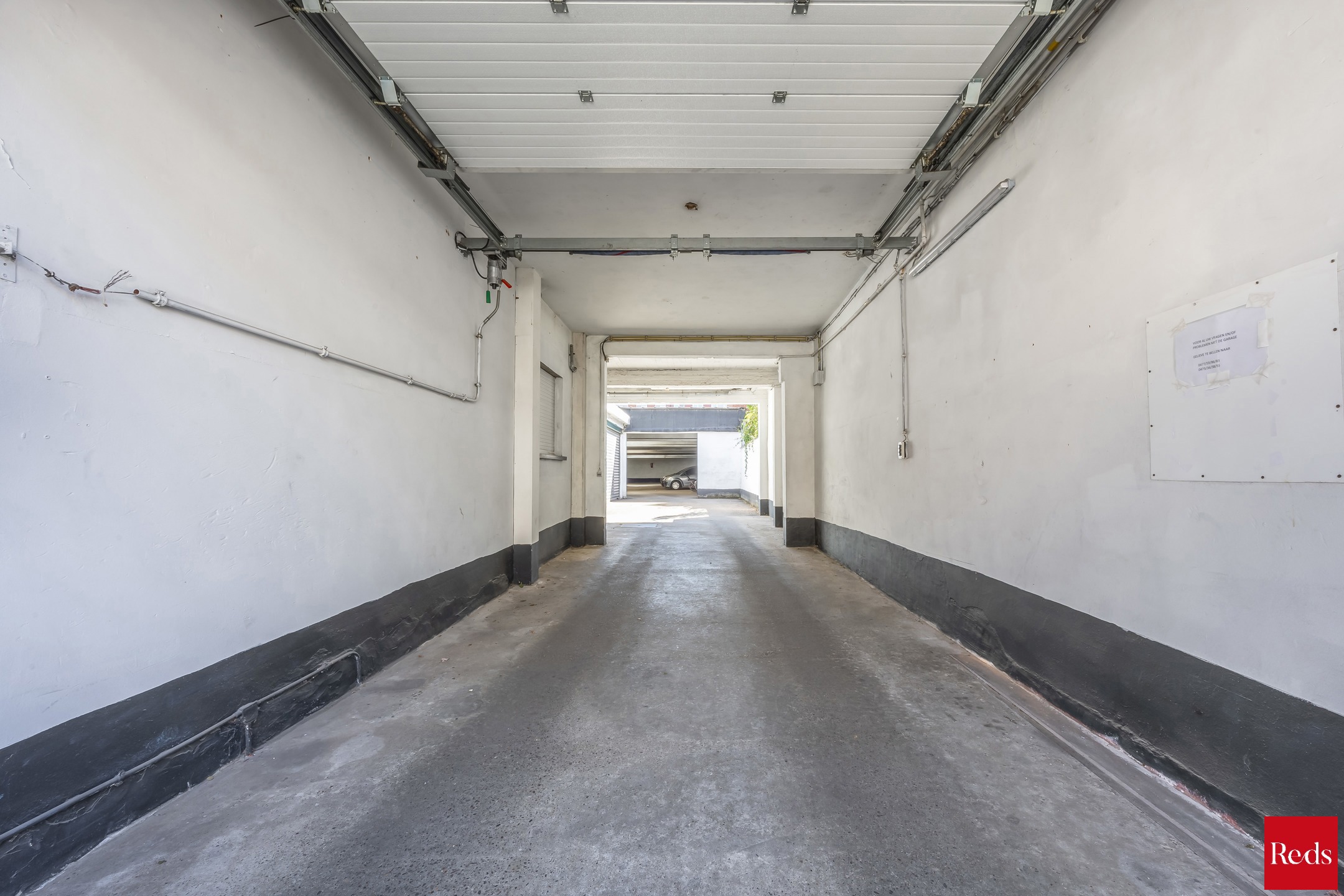 goed gelegen opbrengsteigendom : afgesloten magazijn of autostaanplaatsen (480m²) - foto 5