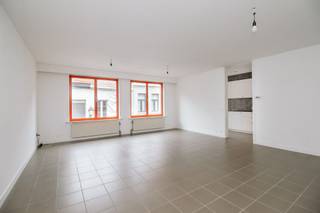 <p>Ruim en instapklaar appartement te huur op een toplocatie in Lier. Dit lichtrijke appartement beschikt over twee volwaardige slaapkamers, een moderne keuken en een hedendaagse badkamer. De aangename leefruimte geniet van veel natuurlijke lichtinval en sluit perfect aan bij het comfortabele woongevoel dat dit appartement uitstraalt. In het appartement is bovendien een praktische berging aanwezig. Dankzij de centrale ligging woon je op wandelafstand van winkels, openbaar vervoer en alle belangrijke voorzieningen. Bij het appartement hoort ook een private parkeerplaats. Gelegen in een kleinschalig en verzorgd gebouw, is dit de ideale woonst voor wie graag comfortabel en vlot bereikbaar wil wonen in het hart van de stad.</p><p><br /></p><p><span>Bezoek mogelijk na aanmaken huurdersprofiel via </span>https://mijnhuurprofiel.be/property/0a36fdc7-6200-46da-8654-ec9412dddc13</p>