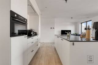 <p>Découvrez cet appartement neuf aux finitions de haute qualité dans la résidence Klaverhof, située au calme près du centre de Vosselaar et avec un accès facile aux communautés environnantes.</p><p>L'appartement a une surface habitable de 99,40 m² et dispose d'une terrasse spacieuse de 32,17 m².</p><p>En entrant dans l'appartement, vous accédez à un hall d'entrée spacieux avec des toilettes séparées. De là, vous accédez à l'espace de vie lumineux, où de grandes fenêtres offrent une vue agréable sur le jardin et la terrasse. La cuisine ouverte est parfaitement reliée à l'espace de vie et est entièrement équipée d'appareils électroménagers de haute qualité, notamment une plaque de cuisson à induction, une hotte aspirante, un lave-vaisselle, un réfrigérateur encastré, un four combiné et un évier. De plus, la cuisine dispose d'une pièce de rangement séparée avec une plomberie pour les machines à laver et les sèche-linge. L'appartement comprend deux chambres et une salle de bains élégante avec douche à l'italienne, baignoire et lavabo.</p><p>Possibilité d'achat à 6% de TVA (sous réserve de conditions).</p><p>Supplémentaire:<br />- Nouvelle construction économe en énergie (niveau E < 40)<br />- Système de ventilation D<br />- Chauffage par le sol<br />- Achat d'une place de parking et d'une cave obligatoire!<br />- Prix hors frais de notaire et TVA ! <br />- Score du terrain A, score du bâtiment A, zone résidentielle, informations spéciales dans la demande. <br />- Non inclus dans le registre des mesures</p><p>Cet appartement est actuellement loué, ce qui le rend particulièrement intéressant pour les investisseurs.</p><p>Pour plus d'informations, visitez le site www.coenenvastgoed.be ou appelez le 03/375.82.92</p>