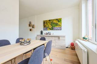 Dit prachtig appartement, perfect gelegen in het hart van Izegem, is ideaal als opbrengsteigendom of voor eigen bewoning.Recentelijk volledig...