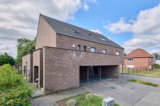 Ben je op zoek naar een ruim appartement met 2 staanplaatsen vlakbij het centrum van Hechtel? Dan is deze duplex met een woonoppervlakte van 136m2 precies wat je zoekt! <br />De blok werd gebouwd in 2008 en werd eerder een aantal jaren bewoond door de huidige eigenaar. Momenteel is er een huurcontract lopende met de legerbasis waarbij je een huuropbrengst van 1.050 euro ontvangt. Indien je het zelf wenst te betrekken, kan het appartement vrij zijn bij akte. Zo niet, kan het huidige huurcontract ook worden overgenomen.<br />Het gebouw is gelegen in een rustige wijk vlakbij het centrum. Daarnaast beschikt de duplex over een prachtig en Zuid gericht privéterras.  <br /><br />INDELING: <br />Gelijkvloerse verdieping:<br />- 2 privé parkeerplaatsen<br />- Gemeenschappelijke fietsenberging<br /><br />Verdieping 1: <br />- Inkomhal<br />- Apart toilet<br />- Leefruimte <br />- Open keuken<br />- Berging<br /><br />Verdieping 2:<br />- Nachthal<br />- 2 ruime slaapkamers <br />- Badkamer met toilet, douche en ligbad<br />- Extra wasplaats/berging<br /><br />Kelder/Zolder: <br />Zolderruimte toegankelijk via het luik in de nachthal.<br /><br />Tuin/Terras:<br />Zuidgericht privéterras zonder inkijk en van maar liefst 37m2.<br /><br />EXTRA TROEVEN:<br />+ EPC 120 kwh (B)<br />+ Elektriciteit conform<br />+ Geen gemeenschappelijke kosten <br />+ 2 Privé autostaanplaatsen<br />+ Aparte inkom<br /><br />INTERESSE:<br />Wil je deze duplex graag bezichtigen of wens je meer informatie? Neem contact met ons op en we helpen je dichtblij verder!