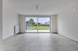 Ontdek deze karaktervolle, landelijke nieuwbouwwoning in Emelgem, deelgemeente van Izegem, gelegen op een perceel van 446 m² met alle moderne comfort. Dit huis heeft een bewoonbare oppervlakte van 157 m² en biedt een ruime carport, sfeervolle tuin en kwalitatieve afwerking. Perfecte ligging vlakbij lokale winkels, park en voorzieningen.Indeling van het huis:Gelijkvloers- inkomhal met gastentoilet- woonkamer met eet- en zitplaats- open volledig uitgeruste keuken- berging/wasplaats nabij de keukenEerste verdieping- nachthal- twee slaapkamers- volledig uitgeruste badkamer- apart toiletTweede verdieping- vaste trap- derde slaapkamer- polyvalente ruimte (dressing, sportkamer, hobby, berging,..)Tuin- terras en oprit aangelegd- volledig omheind- carport en staanplaatsen op oprit- mogelijkheid om tuinhuis achteraan bij te plaatsenTroeven van het huis:- moderne comfort aanwezig- mogelijkheid om aan te kopen aan 6% btw!- zonnepanelen in begrepen- alle voorzieningen dichtbijBen je op zoek naar een instapklaar huis met het moderne comfort in Izegem? Neem dan vandaag nog contact op voor meer informatie!
