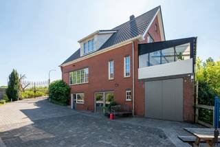 Karakteristieke en volledig gerenoveerde woning met gastenverblijf op een perceel van 880 m², gunstig gelegen nabij de Nederlandse grens en...