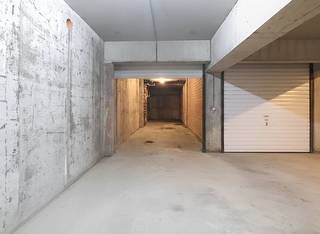 Very spacious garage in a prime location for rent in the “Pleintje” residence, Oudstrijdersplein 9. Right in the center of Middelkerke, a stone's throw from shops, the seafront and the casino.Dimensions:- width: 2.60 m- depth: 10.39 m- entry: 2.33 m- height: 2.00 mThe garage box is immediately available.Are you interested in this garage for rent in Middelkerke? Contact us today for a site visit!