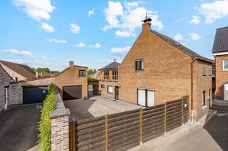<p>BEZOEKDAG: zaterdag 16/05 (10u - 13u, enkel op afspraak)</p><p>Deze woning is gelegen in een rustige straat te Uitbergen en vormt een interessante opportuniteit voor wie op zoek is naar een betaalbare woning met buitenruimte en renovatiepotentieel.</p><p>Bij het binnenkomen kom je terecht in de inkomhal met aansluitend de woonkamer. Verder is er een keuken met zicht op de koer. Achteraan bevinden zich de badkamer, een apart toilet en een praktische berging.</p><p>Op de eerste verdieping zijn er twee slaapkamers. De zolder biedt extra mogelijkheden (stockage).</p><p>Buiten beschikt de woning over een grote, onderhoudsvriendelijke koer met garage en meerdere parkeerplaatsen.</p><p>Extra troef: boven de garage bevindt zich nog een bijkomende ruimte, bereikbaar via een vaste trap. Deze ruimte biedt interessante mogelijkheden, zoals een hobbyruimte, bureau of extra slaapkamer.</p><p><br />De woning heeft een EPC-label F en dient gerenoveerd te worden, wat de mogelijkheid biedt om ze volledig naar eigen smaak en hedendaagse normen in te richten.</p><p>Gelegen in een rustige straat met een vlotte bereikbaarheid naar omliggende gemeenten en voorzieningen.</p><p>Interesse? Contacteer Nathan van Immo Zone via 0479/93.41.49 of nathan.van.renterghem@immo-zone.be<br />voor een bezoek!</p>