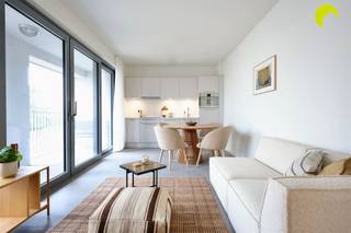 <p><span>In de nieuwe site Stadsterras in Mortsel, wordt dit appartement te koop aangeboden. Interessant als investeringsproduct of voor eigen bewoning.</span></p><p><span> </span></p><p><span>In het gebouw Iduna, grenzend aan het park, bevindt zich dit BEN (bijna energie neutraal) appartement met 1 slaapkamer.</span></p><p><span>Door de ligging naar het zuidwesten, geniet dit appartement van aangenaam licht.</span></p><p><span>Het appartement wordt binnenkort opgeleverd! </span></p><p><span> </span></p><p><span>Hier woont u in een residentie, klaar voor de toekomst, dankzij:</span></p><p><span>- Zonnepanelen</span></p><p><span>- Thermische en akoestische isolatie</span></p><p><span>- Ventilatiesysteem type D</span></p><p><span>- Vloerverwarming</span></p><p><span>- Wandelafstand tot openbaar vervoer</span></p><p><span>- ...</span></p><p><span> </span></p><p><span>Ondergronds zijn er parkeerplaatsen, fietsenstallingen en bergingen.</span></p><p><span> </span></p><p><span>Benieuwd om het appartement vanbinnen te bekijken?</span></p><p><span>Maak nu een vrijblijvende afspraak met één van onze nieuwbouw experten via stadsterras@habicom.be of 03-449.42.41.</span></p><p><span>Verkoop onder het btw-stelsel (registratierechten op het grondaandeel en btw slechts op constructieaandeel).</span></p><p><span>Benieuwd naar de waarde van jouw woning?  Check het gratis op <span>www.watismijnhuiswaard.be</span></span></p><p><span> </span></p><p><span> </span></p>