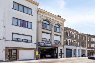 Op een centrale ligging aan de Sint-Bernardsesteenweg vinden we dit charmante appartement op de bovenste verdieping van een kleinschalig gebouw zonder lift. Dankzij de uitstekende ligging bevinden winkels, openbaar vervoer en diverse voorzieningen zich op wandelafstand.<br /><br />Bij het betreden van het appartement komt u meteen terecht in de ruime leefruimte met open keuken. De open indeling en het hoge ruimtegevoel zorgen voor een aangename loftsfeer met veel karakter. Aansluitend aan de keuken bevindt zich een prachtig terras, waar er voldoende plaats is voor een gezellige loungehoek of een tafel met stoelen. Van hieruit geniet u van een mooi en open uitzicht.<br /><br />De badkamer is ingericht met een badkamermeubel met wastafel, toilet en douche/ligbad. Verder beschikt het appartement over 2 slaapkamers, waarvan één slaapkamer zich op de mezzanine bevindt, wat het appartement een speelse en unieke indeling geeft.<br /><br />Dankzij het kleinschalige gebouw geniet u van lage maandelijkse kosten. Bovendien zijn alle meters voor de nutsvoorzieningen apart, wat zorgt voor een duidelijk en individueel verbruik.<br /><br />Troeven:<br />Openbaar vervoer en winkels op wandelafstand<br />Bovenste verdieping met prachtig uitzicht<br />Mooi terras met plaats voor lounge of eettafel<br />Lage maandelijkse kosten<br />Aparte meters voor nutsvoorzieningen<br />Elektrische installatie conform<br />Ramen met dubbele beglazing<br /><br />Een ideaal appartement voor wie op zoek is naar een instapklare woonst met karakter, buitenruimte en een vlotte bereikbaarheid.