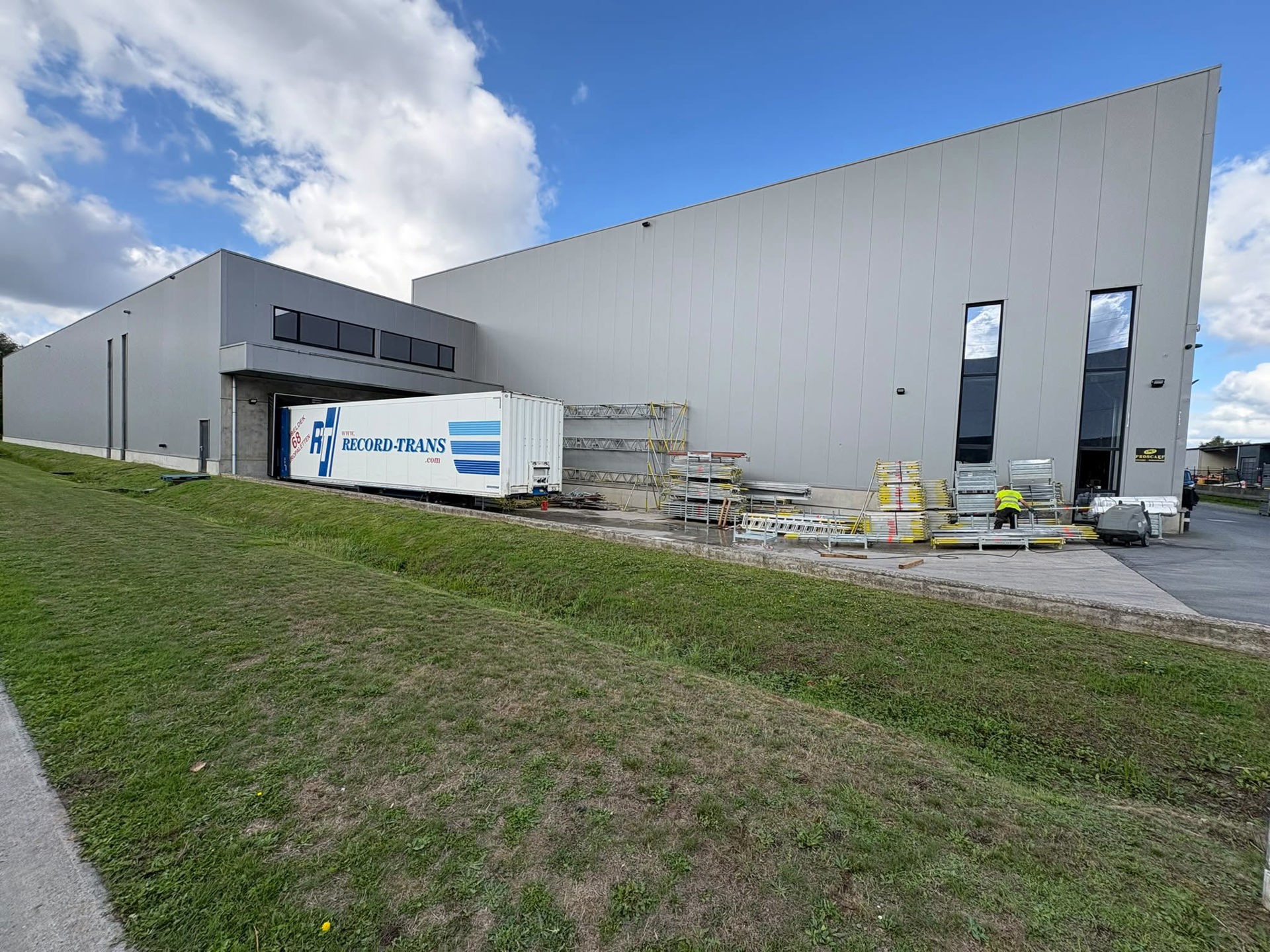 KENMERKEN

Magazijn van ca. 1.330 m²
Vrije hoogte 11,50 m
1 laad- en loskade
1 sectionale poort
