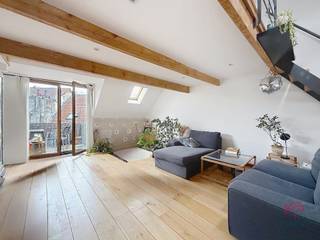 <p><b>ELSENE</b>, wijk Troon / Naamsepoort, vlak bij winkels en openbaar vervoer, charmante duplex van ±70 m² op de 3e en bovenste verdieping zonder lift.<br /><br /><u><strong>Op de 3e en bovenste verdieping</strong></u></p>
<ul>
<li>Ruime woonkamer van ±40 m² (7,3 x 5,5 m) met een functionele open haard en een terras van ±10 m² (2,3 x 4,4 m)</li>
<li>Volledig uitgeruste keuken (oven, keramische kookplaten, afzuigkap, koelkast/vriezer, vaatwasser)</li>
<li>Doucheruimte (inloopdouche – wastafel – toilet – aansluitingen voor wasmachines)</li>
</ul>
<p><b><u>Op de mezzanine</u></b></p>
<ul>
<li>1 open slaapkamer van ±15 m² (2,2 x 6,6 m – vloerbedekking)</li>
<li>Kledingkamer van ±7 m²</li>
</ul>
<p>Geen kelder<br /><br /><span>Voorziening voor kosten</span>: 25 €/maand (koud water).<br /><br />Beschikbaar vanaf 1 augustus 2026</p>