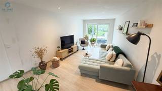 <p><span>Rustig wonen in het Onkerzele, met De Gavers vlakbij</span></p><p><span>Welkom in deze instapklare woning, gelegen in de </span><span>Botermelkstraat 60 in Onkerzele</span><span>. Hier geniet u van een aangename combinatie van rust, ruimte en comfort, in een groene omgeving met het recreatiedomein </span><span>De Gavers</span><span> op wandelafstand. Ook een lagere school bevindt zich op wandelafstand, wat deze locatie bijzonder interessant maakt voor gezinnen.</span></p><p><span>De woning is gelegen op een ruim perceel van </span><span>1.048 m²</span><span> en beschikt over </span><span>twee slaapkamers en een zolderkamer</span><span>. Dankzij de praktische indeling en de aangename leefruimtes biedt deze woning een comfortabele thuis voor wie op zoek is naar rustig wonen met voldoende ruimte.</span></p><p><span>Het hart van de woning wordt gevormd door de </span><span>open keuken met eiland</span><span>, uitgerust met moderne inbouwapparatuur. De keuken sluit mooi aan op de ruime woon- en eetzone, waardoor een open en uitnodigende leefruimte ontstaat. De hoge plafonds, grote raampartijen aan de achterzijde en de automatische lichtkoepel in de keuken zorgen voor voldoende natuurlijk lichtinval. De houten vloeren brengen extra warmte en karakter in het interieur.</span></p><p><span>De drie slaapkamers zijn aangenaam ingericht en genieten van een mooie lichtinval dankzij de diverse raamdetails, waaronder dakvensters. Ze bieden voldoende ruimte voor slaapmeubels en kasten.</span></p><p><span>Een absolute troef is het </span><span>ruime buitenterras</span><span>, waar u heerlijk kunt ontspannen of gezellig samenkomen met familie en vrienden. De tuin biedt volop mogelijkheden voor buitenactiviteiten en wordt omgeven door groen, wat zorgt voor een aangename sfeer en privacy.</span></p><p><span>De ligging in Onkerzele combineert het beste van twee werelden: rustig en groen wonen, terwijl recreatie, scholen en dagelijkse voorzieningen vlot bereikbaar zijn.</span><span> Een woning met ruimte, licht en potentieel, ideaal voor wie op zoek is naar een aangename thuis in een rustige omgeving.</span></p><p><span> </span></p><p><span>Voor inlichtingen of een bezoek gelieve op de advertentie te reageren, wij bellen u zelf op om een afspraak in te plannen.</span></p>