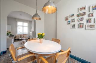 Deze Brugse woning is zeer leuk gelegen in het Sint-Annakwartier, vlakbij de vesten en de Markt van Brugge.De mooie authentieke elementen komen...