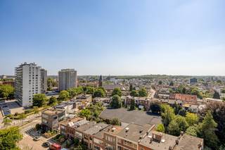 Op de 11de verdieping van residentie Diksmuide, vinden we dit lichtrijke appartement met 94 m² bewoonbare oppervlakte, ideaal gelegen aan de Rodekruislaan 5 in Berchem. Dankzij deze hoogte geniet dit appartement van een prachtig, open uitzicht en een aangename lichtinval gedurende de hele dag.<br /><br />De centrale ligging, op wandelafstand van het Boelaerpark, winkels, openbaar vervoer en belangrijke invalswegen, maakt dit appartement bijzonder aantrekkelijk voor zowel eigen bewoning als investering.<br /><br />De indeling omvat een zeer ruime leefruimte met grote raampartijen en een mooi panoramisch uitzicht, een aparte keuken, twee volwaardige slaapkamers, een badkamer die in 2017 werd gerenoveerd en een apart toilet.<br /><br />Verder beschikt het appartement over een individuele kelderberging, ideaal voor extra opslagruimte.<br /><br />Ook technisch scoort deze eigendom uitstekend: de elektrische installatie is conform en met een EPC-label C biedt het appartement een degelijke energieprestatie.<br /><br />Algemene kosten: ca. 233 euro per maand incl. verwarming, water, poetsen, syndicus, brandverzekering, lift, spaarfonds en conciërge. <br /><br />Het appartement is momenteel verhuurd. <br /><br />Bent u op zoek naar een ruim appartement met een schitterend uitzicht op een uitstekende locatie in Berchem? Neem dan vandaag nog contact met ons op voor een bezichtiging.
