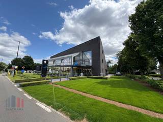 Instapklaar en modern kantoor van 345 m² te huur op de 1ste verdieping van een commercieel pand met uitstekende zichtbaarheid langs...