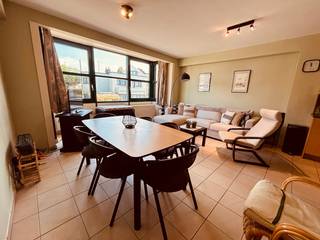 *instapklaar<br />*kleine residentie -eerste verdiep<br />*inkomhall-gezellige living met open praktisch geïnstalleerde keuken-berging-2 slaapkamers met ingemaakte kasten-badkamer met ligbad/douche-afzonderlijke WC-<br />*gelegen in doodlopende straat<br />*ideaal voor tweede verblijf-vaste bewoning of investering<br /><br />bel nu voor een bezoekje aan dit gezellig verblijf in Koksijde bad!!!