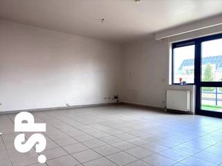 Het appartement heeft de volgende indeling: men komt binnen via de inkomhal (tegels; 7m²) met een apart toilet. Van hieruit kan men naar de ruime living (tegels, 30m²) met aansluitend de ingerichte keuken (tegels, kasten, koelkast, dubbele spoelbak, dampkap, keramisch kookvuur, oven, vaatwasser; 6m²). Er zijn nog 2 bergingen (tegels) en een wasplaats (tegels; aansluiting wasmachine) voorzien en een ingerichte badkamer (tegels, lavabomeubel, inloopdouche; 4m²). Voorts beschikt het appartement nog over 2 slaapkamers (novilon ; 13m² en 14m²) en een ruim terras (tegels; 31m²).<br /><br />Achteraan het gebouw is nog een carport aanwezig. Het appartement beschikt ook nog over een kelderberging. <br /><br />Het appartement zal volledig opgeschilderd worden en de badkamer zal volledig vernieuwd worden! <br /><br />- EPC = 193 kWh/m² (B)<br />- € 30 algemene onkosten <br />- CV = Aardgas<br /><br />Voor bijkomende inlichtingen of een bezoek ter plaatse kan u steeds vrijblijvend contact opnemen met Immo SP op het nummer 014/59.10.20. of via info@immosp.be