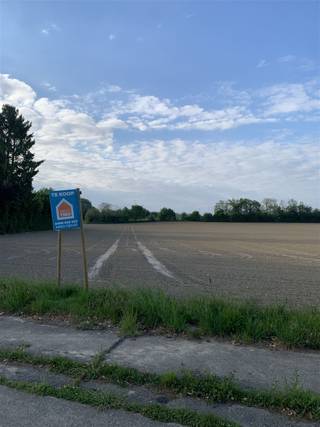 Dit is het rechtse stuk bouwgrond, gezien vanaf de straat.Het stuk is prachtig gelegen in het landelijke Hoegaarden, in een doodlopende straat, met...