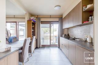 Deze woning is gelegen op een gegeerde locatie nabij het <strong>centrum van Eeklo</strong>. Dankzij de nabijheid van lokale handelaars, scholen en andere faciliteiten in de buurt zorgt dit voor een levendige buurt. Verder is deze eigendom <strong>vlot bereikbaar</strong> via het openbaar vervoer en ook gelegen <strong>nabij invalswegen</strong>. <br /><br />In <strong>2019 </strong>onderging deze woning aan een<strong> grondige renovatie</strong>. Zo werden alle technieken, sanitair, ramen en isolatie vernieuwd. Ook alle <strong>daken en poorten</strong> van de garageboxen werden mee <strong>vernieuwd</strong>.<br /><br />Op het gelijkvloers heeft de woning volgende indeling: Inkomhal, bureau/slaap(hobby)kamer, woonkamer, eetkamer, keuken met berging, terras, apart toilet, badkamer/wasplaats en een garage met bergplaats erboven.<br /><br />Het eerste verdiep geeft plaats aan <strong>drie ruime slaapkamers</strong> en een badkamer. Via de vaste trap is er toegang tot het tweede verdiep met nog <strong>een slaapkamer en badkamer</strong>.<br /><br />Op het einde van het terrein is nog een <strong>grote tuin</strong> die ook inbegrepen is.<br /><br />De huurprijs bedraagt €1.000/maand en is onmiddellijk beschikbaar.<br /><br />Voor meer informatie en een bezoek, neem dan contact op met Theo via theo@convas.be 