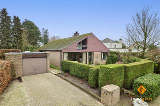 Deze zéér ruime woning met 5 slaapkamers is gelegen op een mooi perceel van 17a82ca in een rustige omgeving. Indeling gelijkvloers: inkomhal, apart...