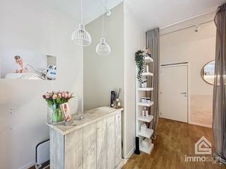 PLUSPUNTEN:<br />+ gelegen in Shopping 2<br />+ handelsruimte van 93 m²<br />+ privatieve autostaanplaats<br />+ mogelijkheid tot huren extra winkelruimte (tot 146 m² extra mogelijk)<br />+ mogelijkheid tot huren extra staanplaatsen<br /><br />ALGEMEEN<br />In het bruisende centrum van Genk, op de eerste verdieping van Shopping 2 vinden we deze ruimte handelsruimte terug. Zowel aan de voor- als aan de achterzijde zijn er grote raampartijen die uitkijken op de galerijen. <br /><br />Deze L-vormige handelsruimte bestaat uit 3 ruimtes. De handelsruimte is toegankelijk via de binnengalerij op de eerste verdieping en momenteel ingericht als schoonheidssalon met een ontvangst- en behandelruimte. Achter de behandelruimte is er een deur die leidt naar het grotere stuk van dit winkelpand. Dit gedeelte wordt momenteel gebruikt als opslagruimte maar kan perfect worden ingericht als kantoor of extra handelsruimte voor het cliënteel, want ook aan deze kant is er een groot raampartij dat uitkijkt over de binnengalerij. Deze twee gedeeltes worden gescheiden door een valse wand, dus u kan de ruimtes perfect anders moduleren.<br /><br />Naast het stuk dat als opslagruimte fungeert is er nog een 3de ruimte waar de nodige leidingen zitten voor het plaatsen van een keuken of kitchenette, en is er een sanitaire ruimte met 2 gescheiden toiletten. Het raampartij kijkt uit op de de buitengalerij. <br /><br />Een privatieve autostaanplaats is inbegrepen in de prijs en bezoekers / cliënteel kunnen parkeren in de ondergrondse parkeergarage. <br /><br />Wie nood heeft aan extra winkeloppervlakte heeft ook de mogelijkheid tot het huren van het naastgelegen handelspand (116m²) dat bestaat uit een afgesloten garage in de kelderverdieping, een gelijkvloerse verdieping en eerste verdieping, en bieden we alsook de mogelijkheid tot aankoop van het ondergelegen handelspand (30 m²). Tevens is er mogelijkheid tot huren van extra autostaanplaatsen.<br /><br />Shopping 2 bevindt zich in het centrum van Genk, omringd door diverse handelaars en horeca en vlakbij de prachtige Molenvijvers. Goede aansluiting met de E314 en het openbaar vervoer.<br /><br />INDELING:<br />-1: bezoekersparking, privatieve / eigen autostaanplaats<br />0: gemeenschappelijke inkom<br />+1: schoonheidssalon met ontvangst- en behandelruimte, berging 1, berging 2 met mogelijkheid plaatsing kitchenette, sanitaire ruimte met 2 toiletten<br /><br />FINANCIEEL:<br />Bezorg de inlichtingenfiche ingevuld aan ons terug om een afspraak te maken. <br />De gemeenschappelijke kosten en onroerende voorheffing zijn ten laste van de huurder, alsook de kost van registratie handelshuurovereenkomst en plaatsbeschrijving.<br />Huurwaarborg: 3 maanden huur.<br /><br />SUCCESVOL VERKOPEN?<br />Dankzij succesvolle transacties zijn wij steeds op zoek naar nieuw aanbod. Overweegt u te verkopen of te verhuren? Informeer vrijblijvend naar onze werkwijze.<br /><br />HOUD ME OP DE HOOGTE:<br />Niet gevonden wat u zocht? Schrijf u gratis in op onze website zodat u vrijblijvend op de hoogte wordt gebracht van nieuw aanbod: https://www.immosign-plus.be/nl/hou-me-op-de-hoogte/<br /><br />AFSPRAAK:<br />Wilt u graag een afspraak voor dit handelspand te Genk? Contacteer ons dan op +32 89 87 03 67 of via info@immosign-plus.be.<br /> 